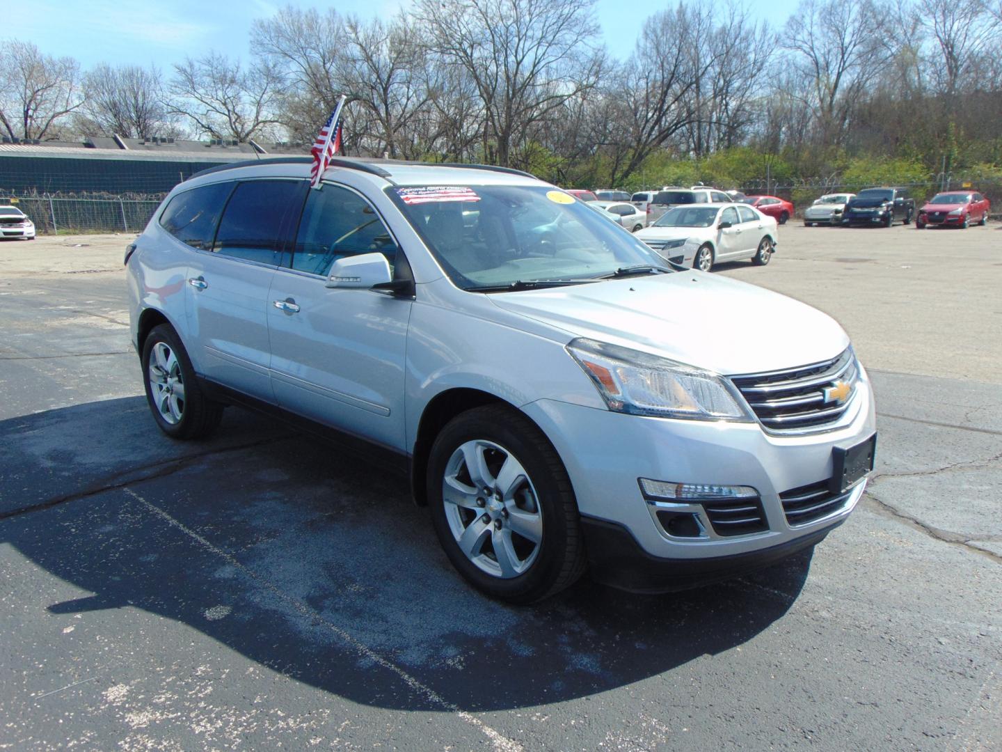 2017 Silver Chevrolet Traverse (1GNKVJKD9HJ) with an V6 3.6 Liter engine, Automatic, 6-Spd transmission, located at 2105 Dixie Hwy, Louisville, KY, 40210, (502) 772-3333, 38.220932, -85.795441 - Photo#4